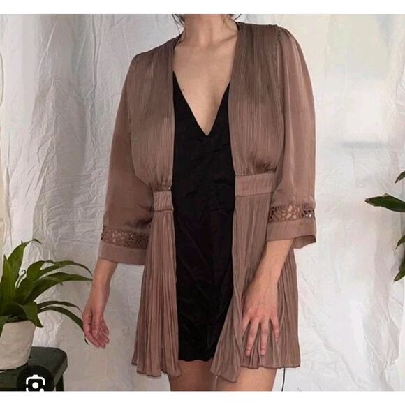 gimmicks by BKE Tops - Gimmicks By BKE Satin Y2K Flowy 3/4 Sleeve Lagenlook Kimono Size Medium